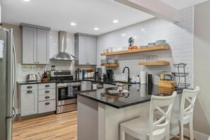 Réfrigérateur, four à micro-ondes, un four, surface de cuisson