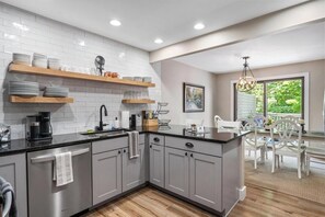 Réfrigérateur, four à micro-ondes, un four, surface de cuisson