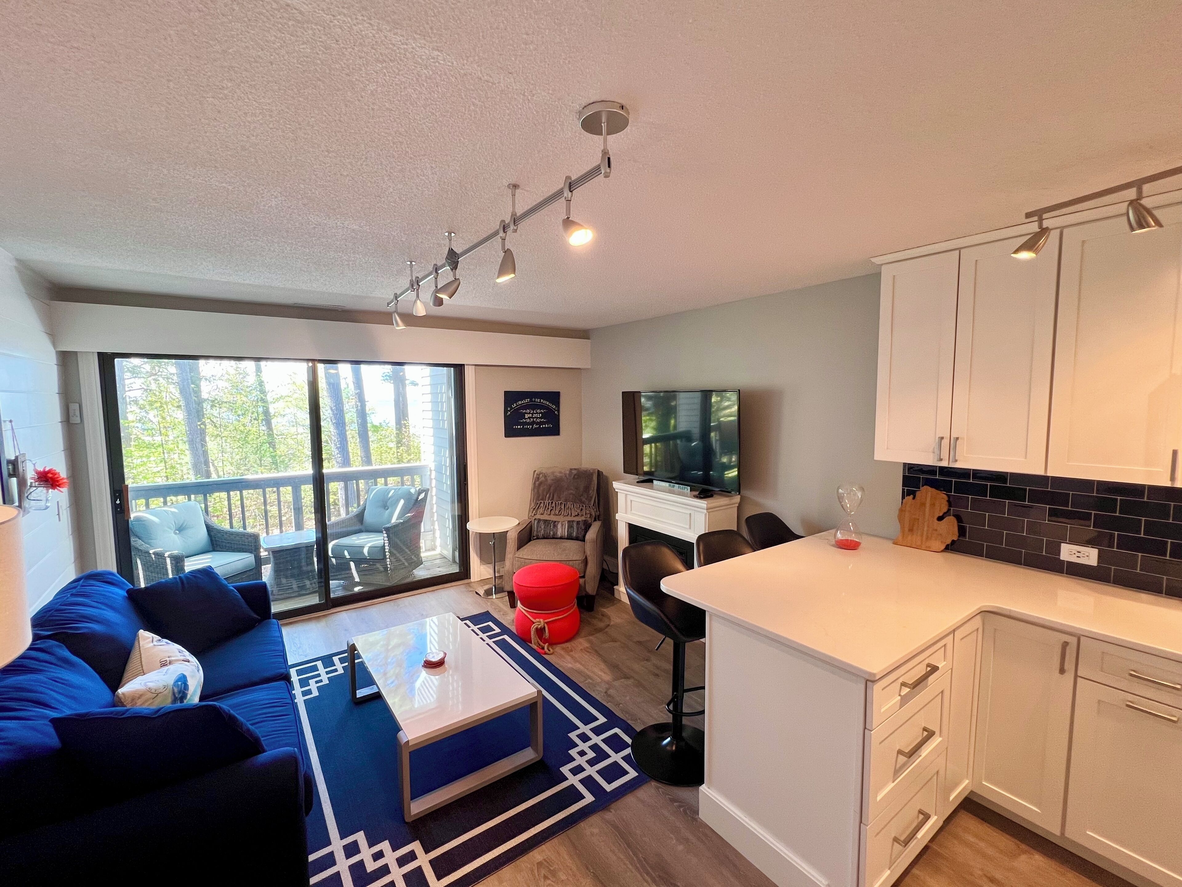 Bayview Escape - Chic 2 BR Condo - Steps to the Beach