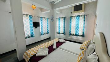 Executive Room | Desk, blackout curtains, soundproofing, free WiFi