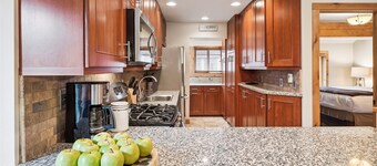 Mopey Moose Hideout: 4BR Breckenridge townhome, mountain views, sleeps 11.
