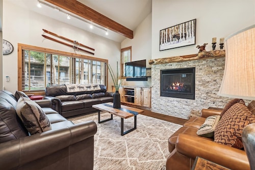 Mopey Moose Hideout: 4BR Breckenridge townhome, mountain views, sleeps 11.