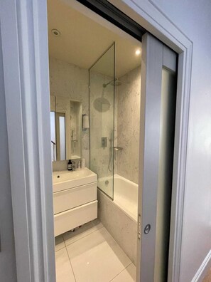 Basic-Apartment, Mehrere Betten | Badezimmer | Handtücher, Seife, Shampoo, Toilettenpapier
