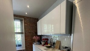 Basic Apartment, Multiple Beds | Private kitchen - Stylish 2BD Maisonette - 5 Mins to Hampstead Heath (London)