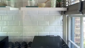 Basic Apartment, Multiple Beds | Bathroom - Stylish 2BD Maisonette - 5 Mins to Hampstead Heath (London)