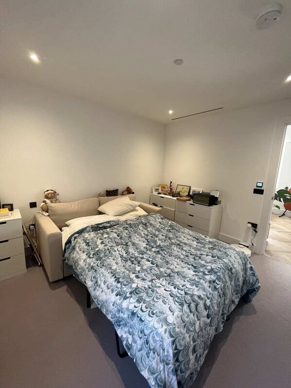 Lägenhet Basic - 1 kingsize-säng med bäddsoffa | 2 sovrum, strykjärn/strykbräda och sängkläder