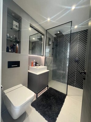 Bathroom - Beautifully Designed 2BD Flat - Borough (London)