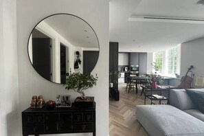 Lägenhet Basic - 1 kingsize-säng med bäddsoffa | Vardagsrum | Tv