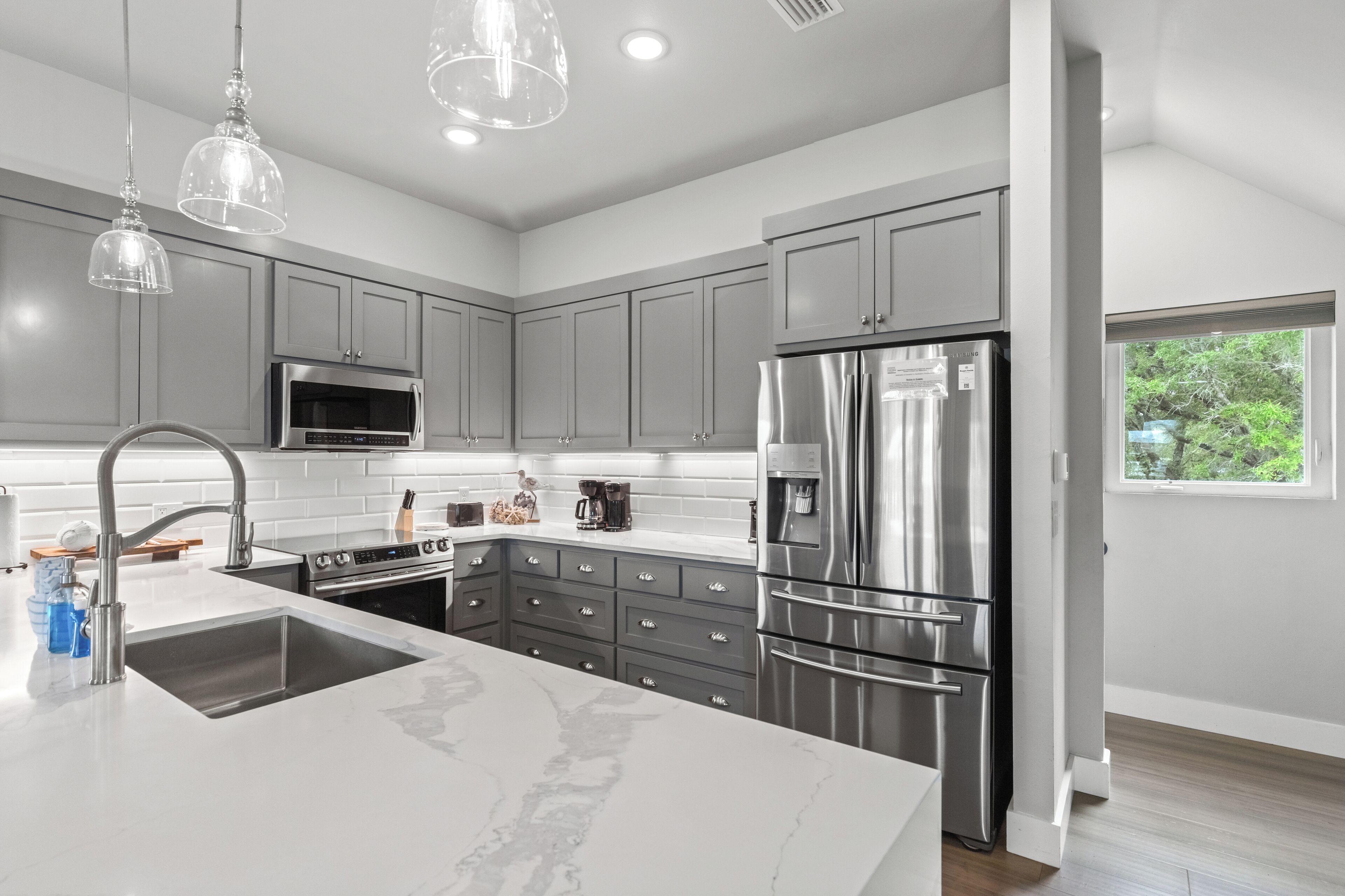 Refrigerador, microondas, horno y parrilla de estufa 