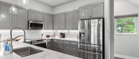 Refrigerador, microondas, horno y parrilla de estufa