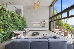 Fernseher, Bücher, Arbeitsbereiche