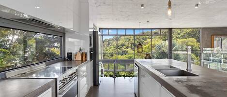 Køleskab, mikrobølgeovn, ovn, kogeplade