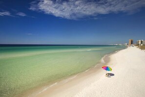 Chaises longues, serviettes de plage