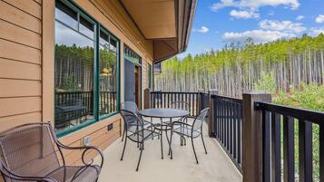 Condo, 2 Bedrooms | Property grounds