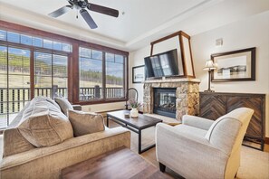 Condo, 2 quartos | Área de estar