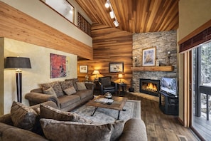Condo, 3 Bedrooms | Living area | Smart TV