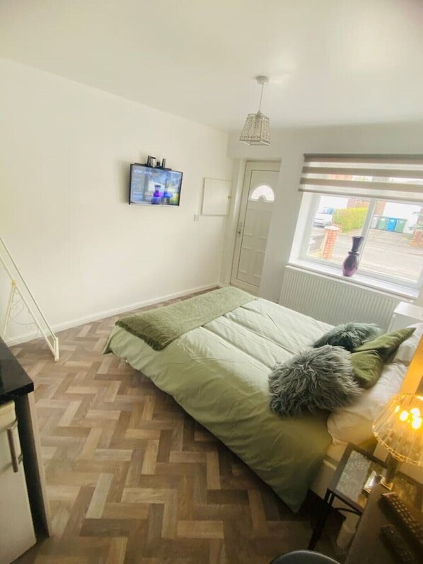 2 bedrooms, iron/ironing board, free WiFi, bed sheets - Brand New Self Contained Garage Conversion (Urmston)