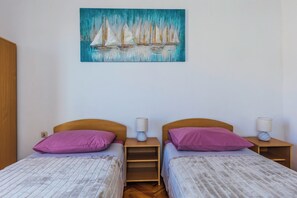 3 bedrooms, iron/ironing board, WiFi, bed sheets