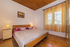 3 quartos, ferros/tábuas de passar roupa, Wi-Fi, roupa de cama