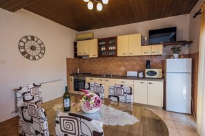 Frigorifero, microonde, forno, macchina per tè/caffè