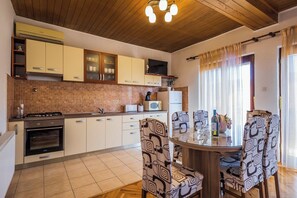 Kühlschrank, Mikrowelle, Ofen, Wasserkocher mit Kaffee-/Teezubehör