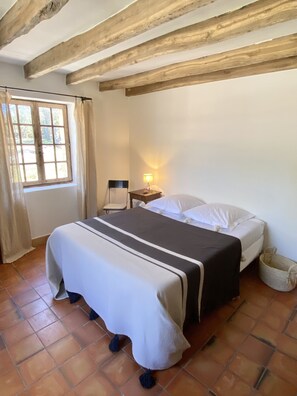 5 bedrooms, desk, iron/ironing board, travel crib - Stunning villa with swimming pool in Bonnieux - Luberon (Bonnieux)