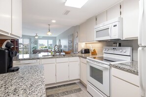 Réfrigérateur, micro-ondes, four, lave-vaisselle