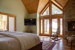 5 soverom, skrivebord, wi-fi (inkludert) og sengetøy