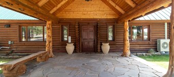 Jumping Juniper Ranch sleeps 12, private pool, sauna, disc golf, mountain views