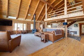 Smart TV, fireplace - JJ Ranch 40 acres 5 bdrm 3 bath private pool, sauna, soaking tub Mountain Views (Sisters)