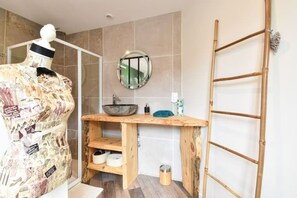 Douche, sèche-cheveux, serviettes fournies, savon