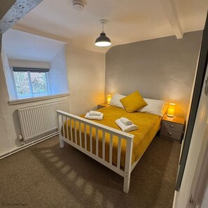 5 bedrooms, iron/ironing board, WiFi, bed sheets