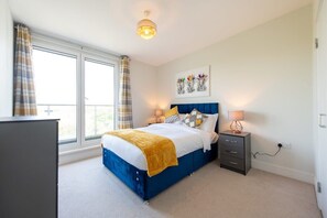 2 bedrooms, iron/ironing board, WiFi, bed sheets - Stylish 2 Bed Apartment in Crawley - Sleeps 5 (Crawley)