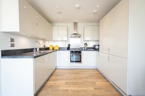 Fridge, microwave, oven, stovetop - Stylish 2 Bed Apartment in Crawley - Sleeps 5 (Crawley)