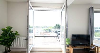 Stylish 2 Bed Apartment in Crawley - Sleeps 5