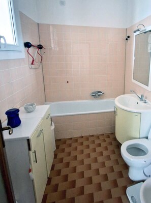 Shower, hair dryer, bidet, towels - 2 bedroom apartment in milano (Milano)