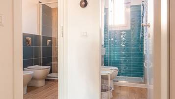 Dusche, kostenlose Toilettenartikel, Bidet