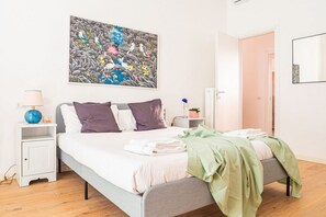 2 makuuhuonetta, työpöytä, silitysrauta/-lauta