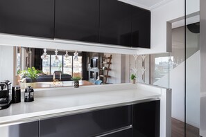 Comfort-huoneisto | Yksityinen keittiö | Jääkaappi, mikroaaltouuni, uuni, liesi