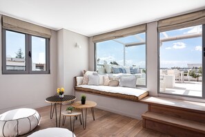 Comfort-huoneisto | Egyptinpuuvillaiset lakanat, ylelliset vuodevaatteet, työpöytä