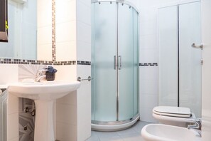 Shower, bidet - The Best Rent - Lovely one-bedroom apartment in Isola district (Milano)
