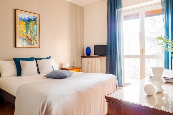 3 bedrooms, desk, iron/ironing board