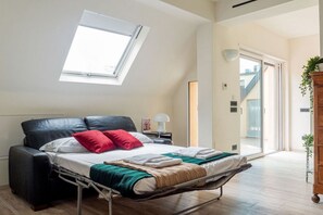 3 makuuhuonetta, työpöytä