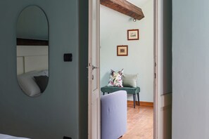 1 bedroom, desk