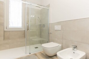 Shower, bidet - The Best Rent - Two bedroom apartment in Milan (Milano)