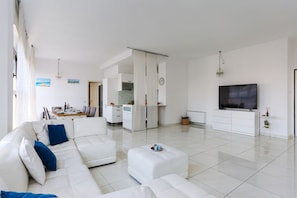 Living area - The Best Rent - Spacious apartment with balcony in viale Monza (Milano)