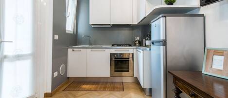 Kühlschrank, Mikrowelle, Ofen, Geschirrspüler