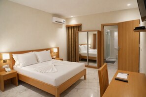 Individually decorated, desk, laptop workspace, soundproofing - Cruzeiro Guest House (São Filipe)