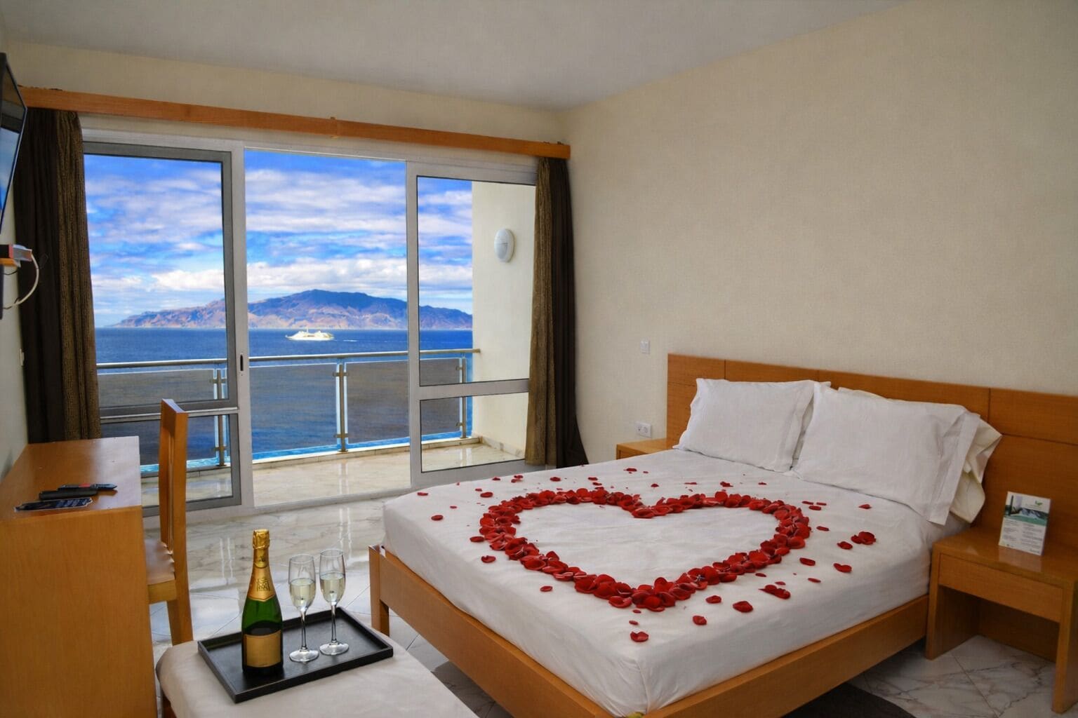 Panorama tweepersoonskamer | Individueel gedecoreerd, een bureau, een laptopwerkplek