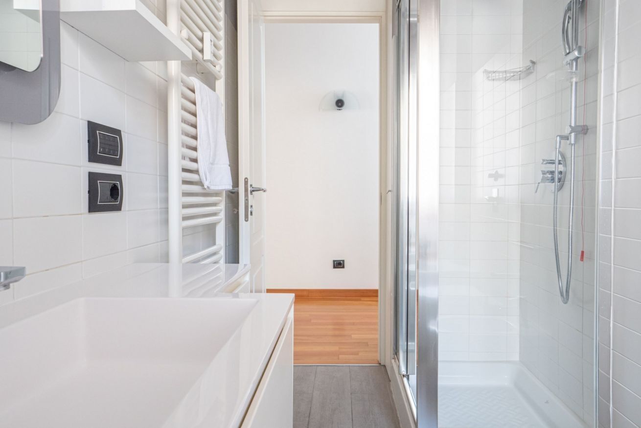 Bathtub, bidet